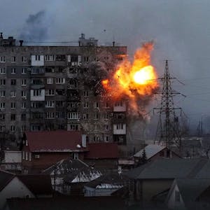 11. März 2022: Ein russischer Panzer feuert auf Wohnhäuser im ukrainischen Mariupol, es entsteht eine große Explosion an dem zivilen Gebäude.