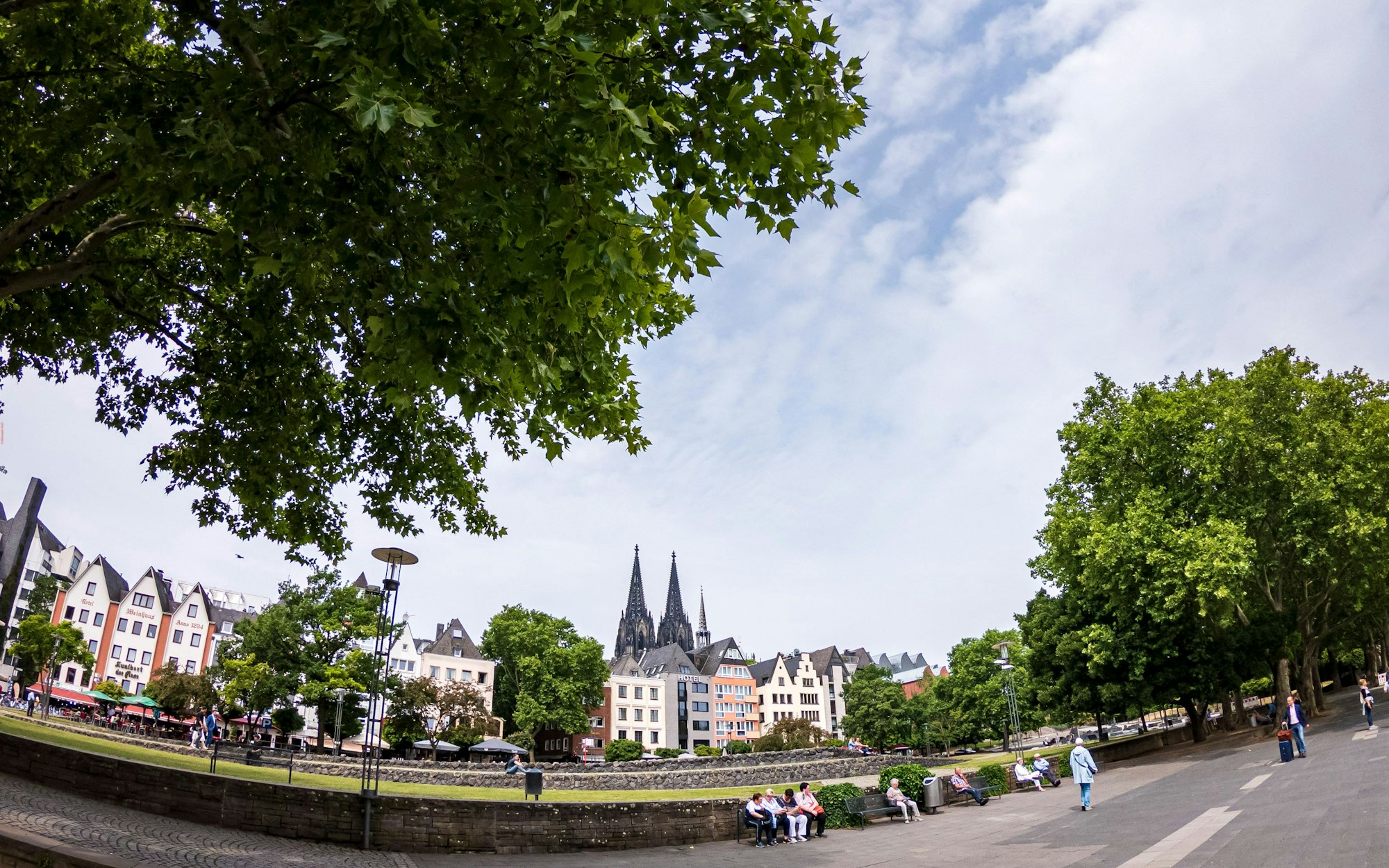 Panorama-Übersicht vom Rheingarten Park und Touristen der Kölner Altstadt