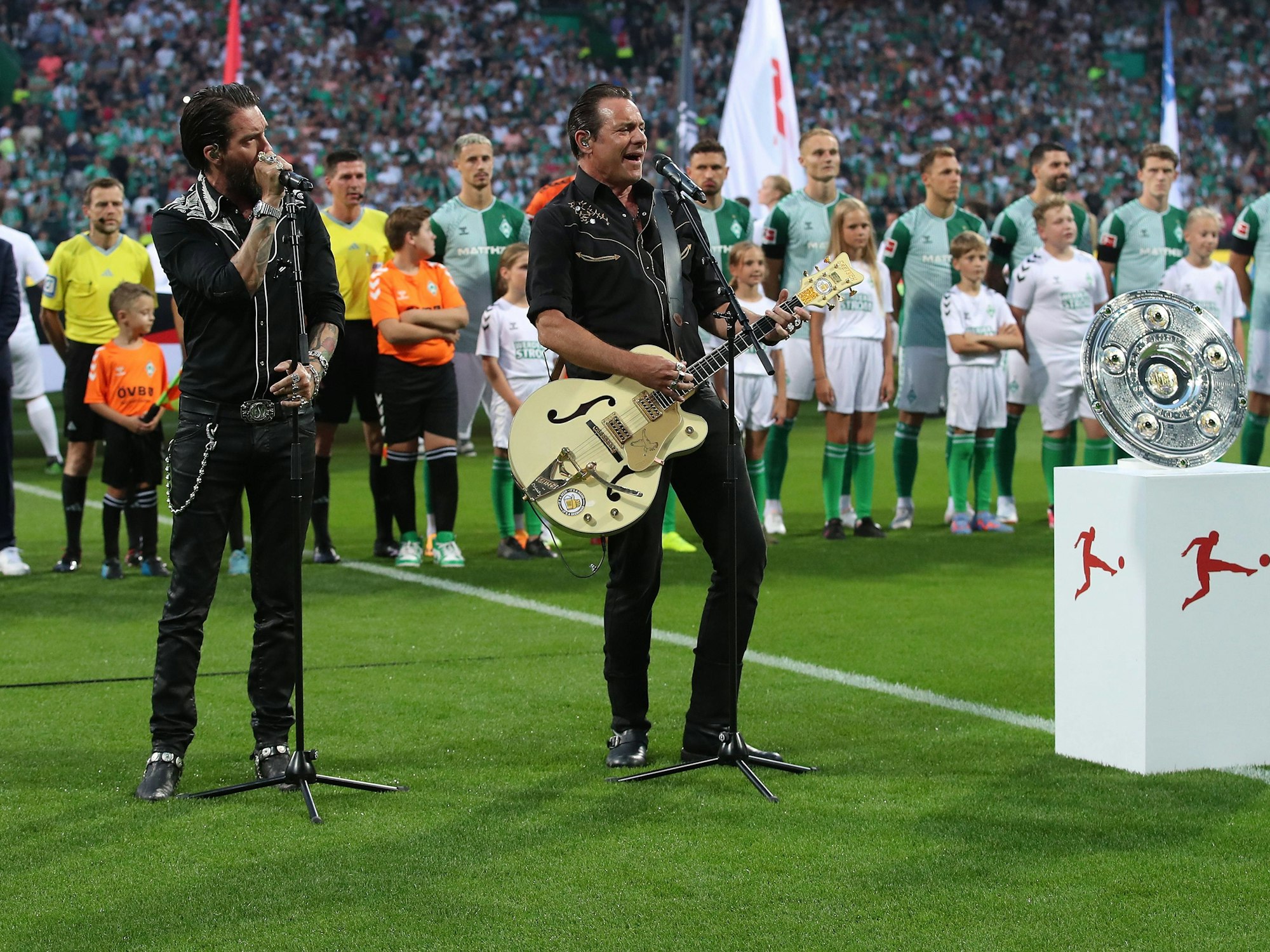 Die Nationalhymne wurde im Bremer Stadion gesungen von The BossHoss