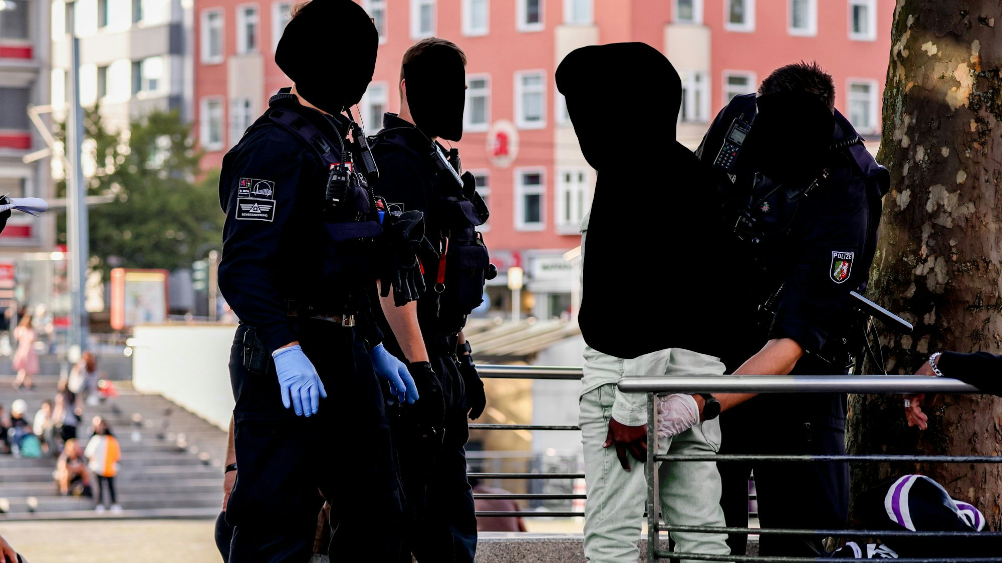 Die Polizei bei einem Einsatz am Wiener Platz.