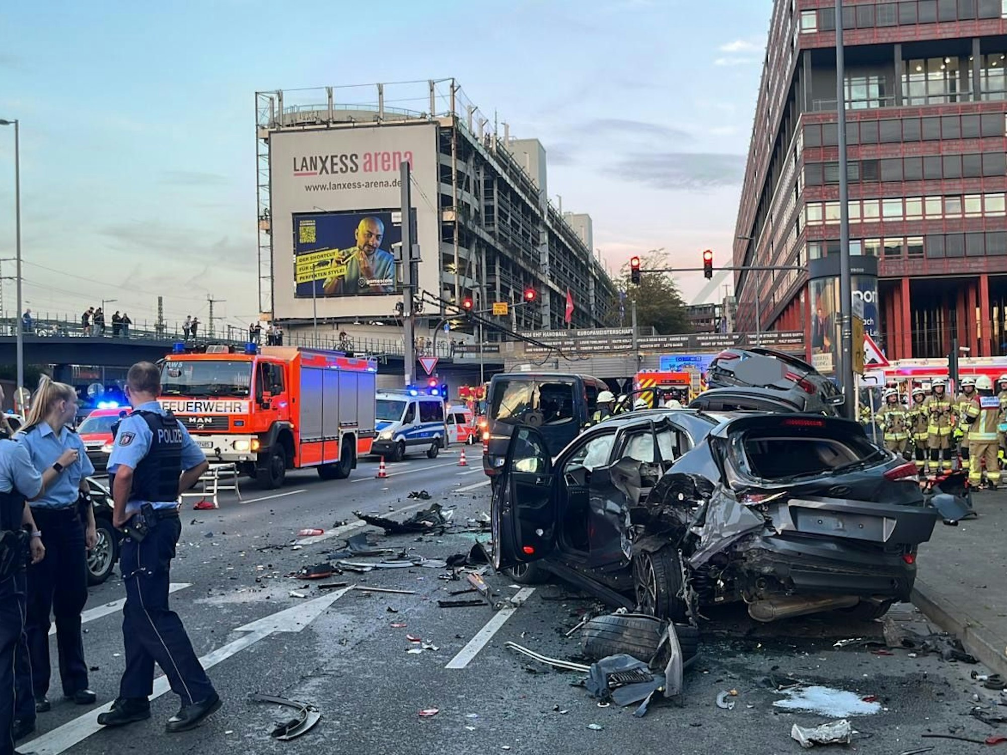 Verkehrsunfall mit mehreren Beteiligten am 18.08.2023. Deutz-Mülheimer-Straße/Opladener Str., dortige Brücke zur Lanxess Arena.
