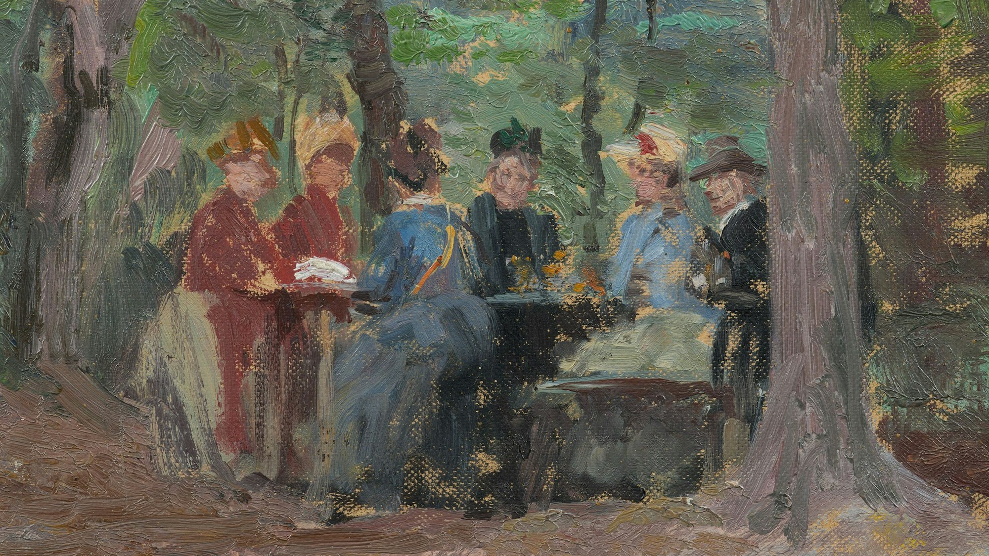 Sechs Frauen sitzen auf Bänken an einem Biergartentisch unter Bäumen.