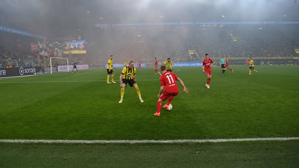 Florian Kainz dribbelt im Spiel des 1. FC Köln bei Borussia Dortmund.