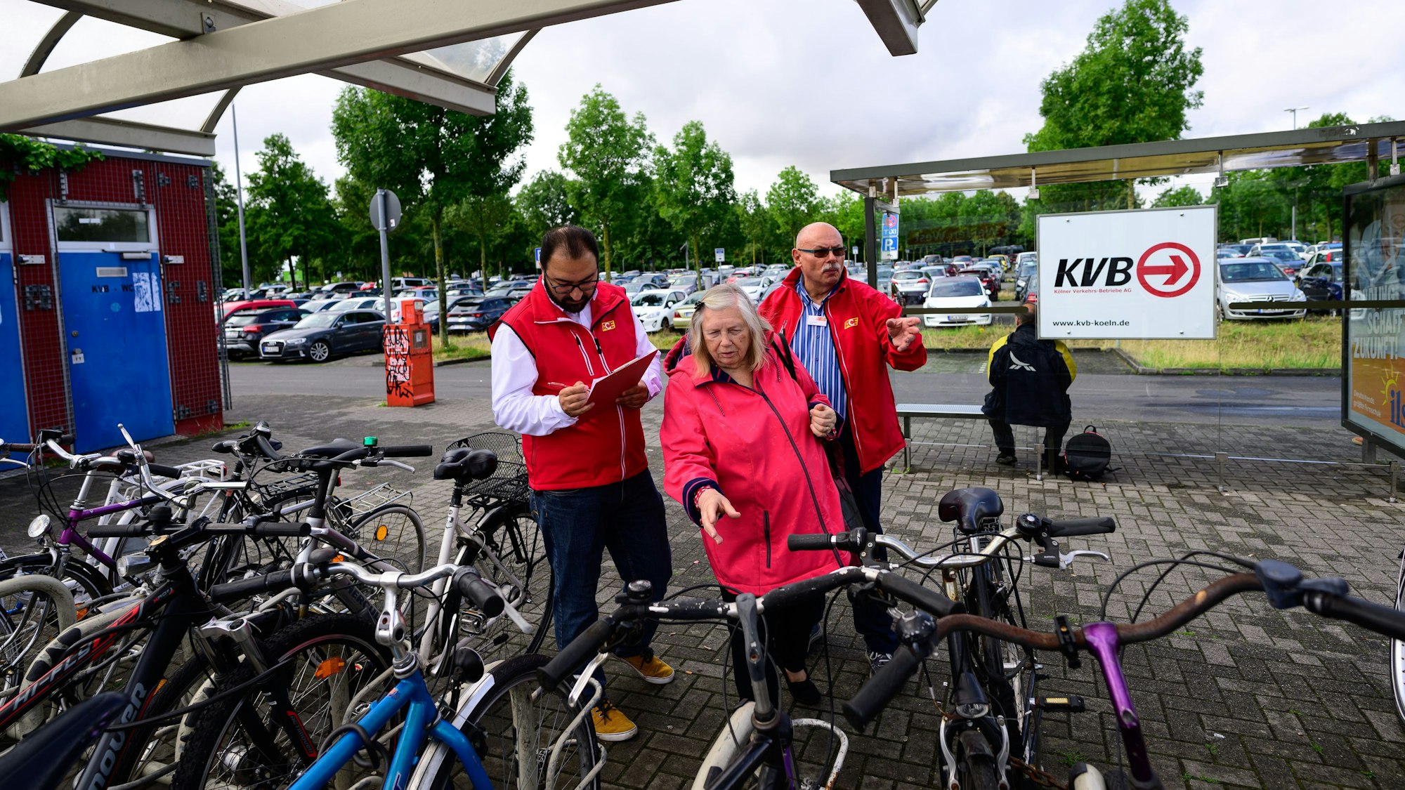 Ehrenamtler des ACE bewerten den der Parkplatz „WeidenWest“ in Köln getestet