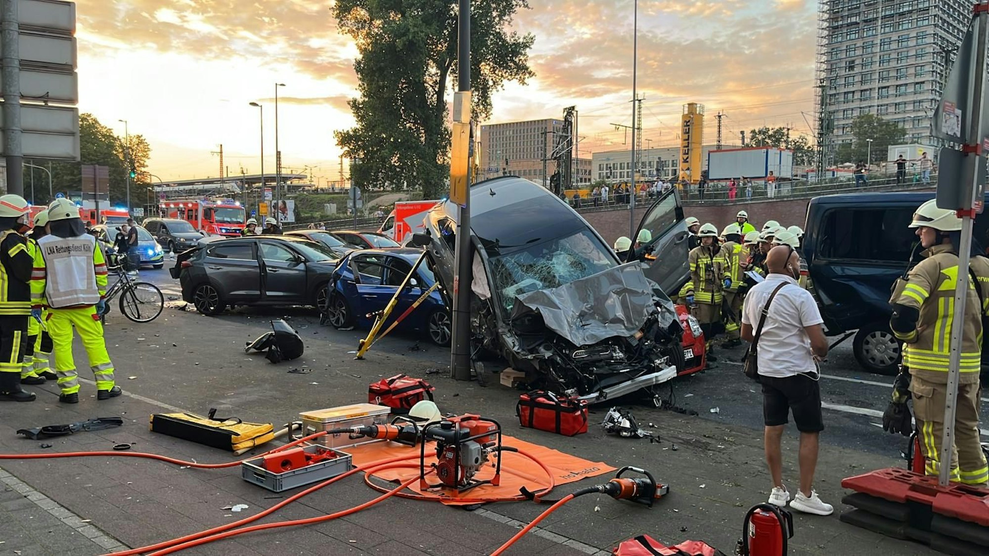 Bei dem schweren Unfall in Köln-Deutz sind mehrere Fahrzeuge miteinander kollidiert.