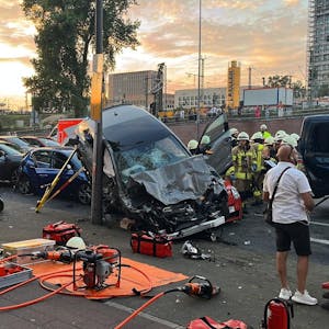 Bei dem schweren Unfall in Köln-Deutz sind mehrere Fahrzeuge miteinander kollidiert.