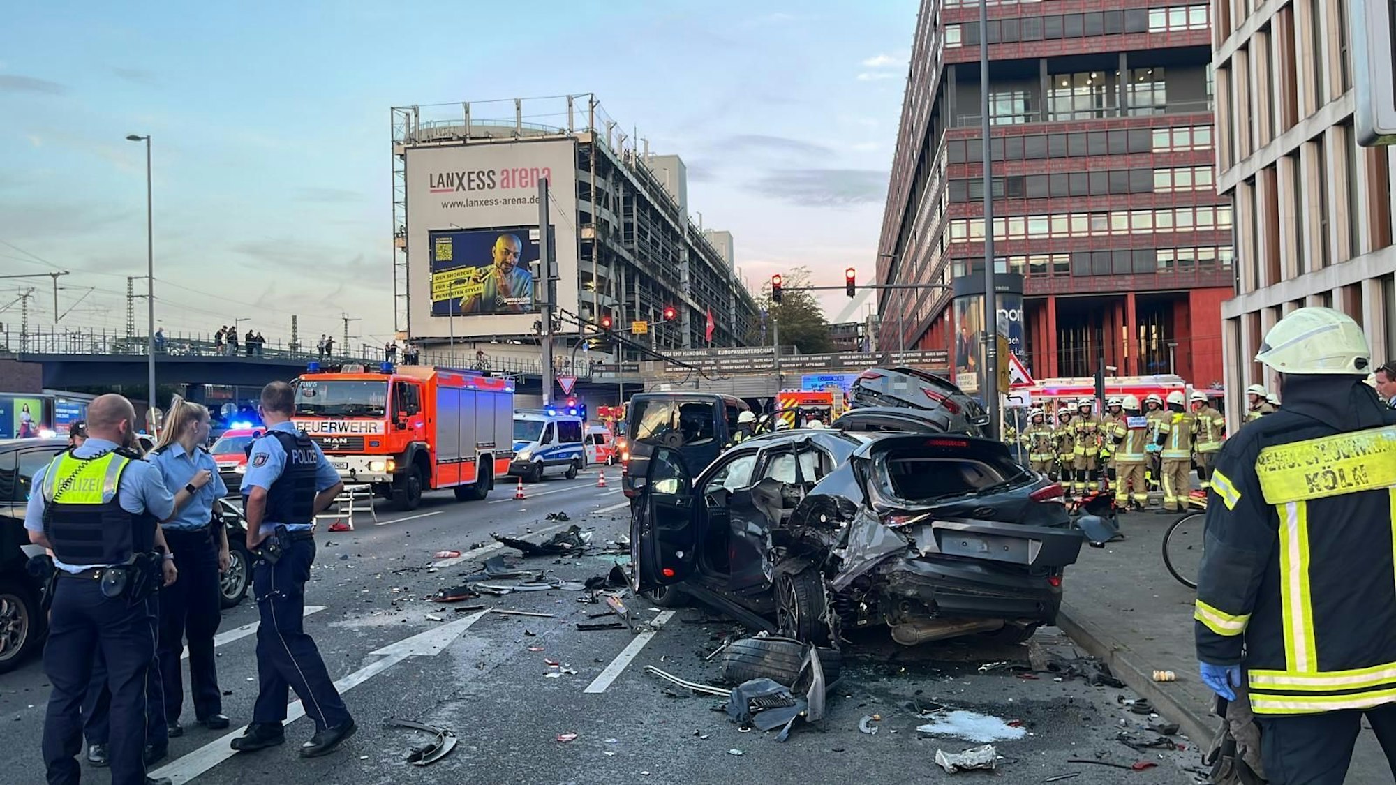 Bei dem schweren Unfall auf der Opladener Straße nahe der Kölner Lanxess-Arena und dem Deutzer Bahnhof sind mindestens drei Autos beschädigt worden.