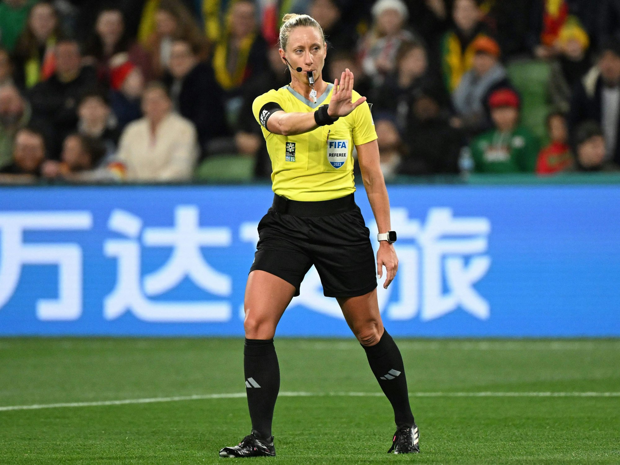 Frauen-WM: Schiedsrichterin Tori Penso gibt Kommandos auf dem Platz.
