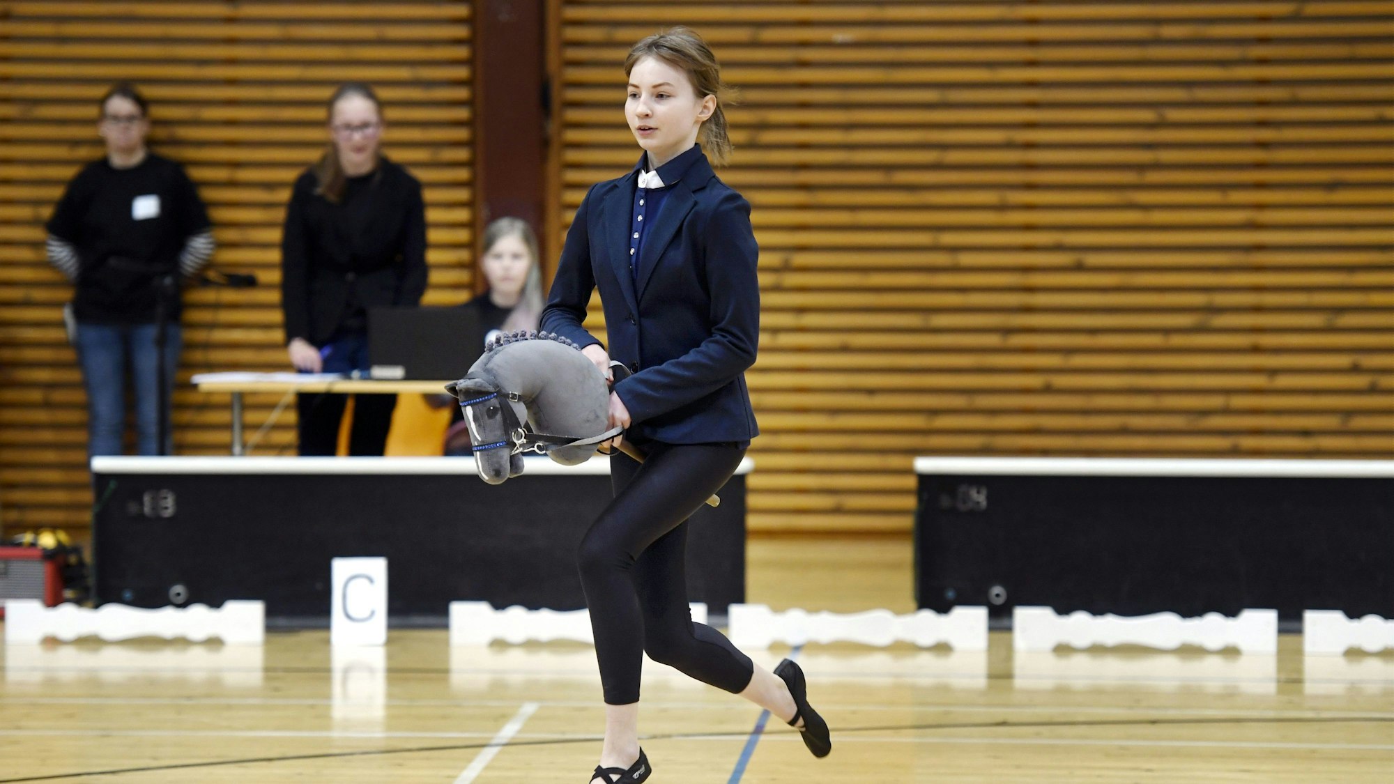 Ella Holm und ihr Steckenpferd Fede in Aktion bei den finnischen „Hobby Horsing“ Meisterschaften