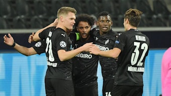 Die Spieler von Borussia Mönchengladbach bejubeln am 25. November 2020 einen Treffer von Valentino Lazaro (2.v.l.).