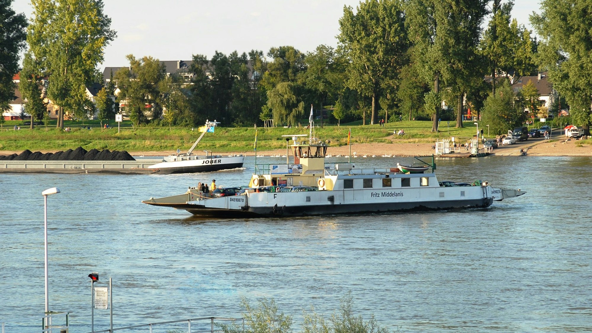 Die „Fritz Middelanis“ auf dem Rhein.