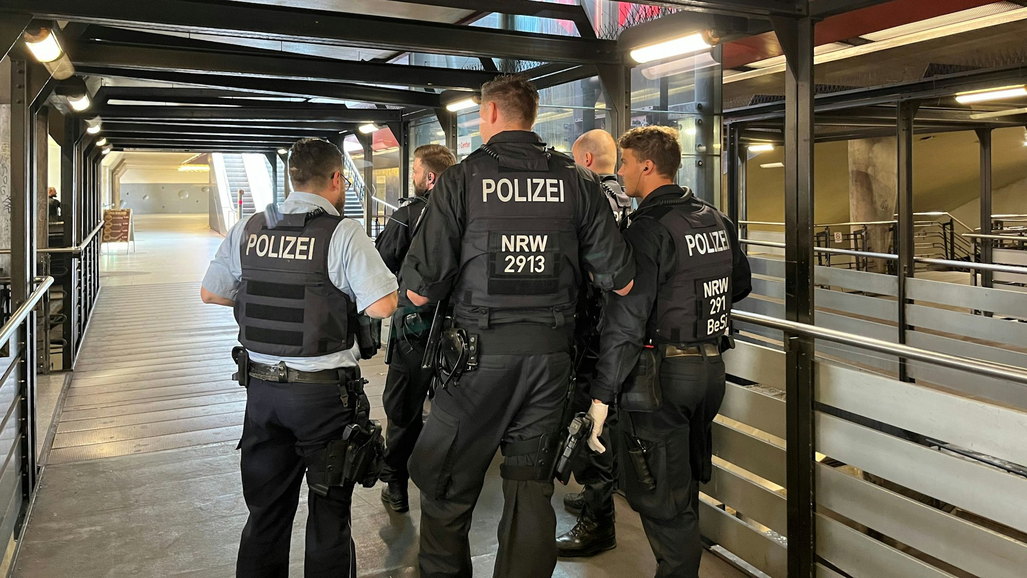 Schon vorigen Sommer hatte die Polizei intensiv rund um den Wiener Platz in Mülheim verdächtige Personen kontrolliert. Nun wurden die Kontrollen ausgeweitet.
