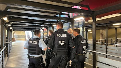 Schon vorigen Sommer hatte die Polizei intensiv rund um den Wiener Platz in Mülheim verdächtige Personen kontrolliert. Nun wurden die Kontrollen ausgeweitet.