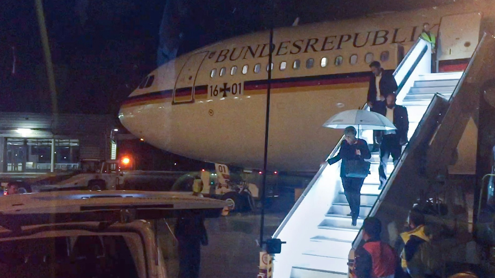 Bundeskanzlerin Angela Merkel (CDU) verlässt den Airbus „Konrad Adenauer“.