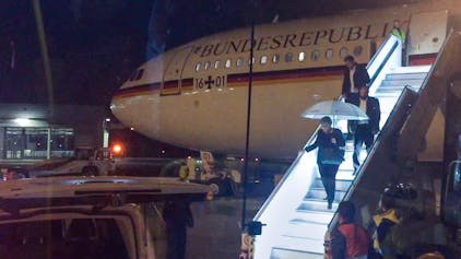 Bundeskanzlerin Angela Merkel (CDU) verlässt den Airbus „Konrad Adenauer“.