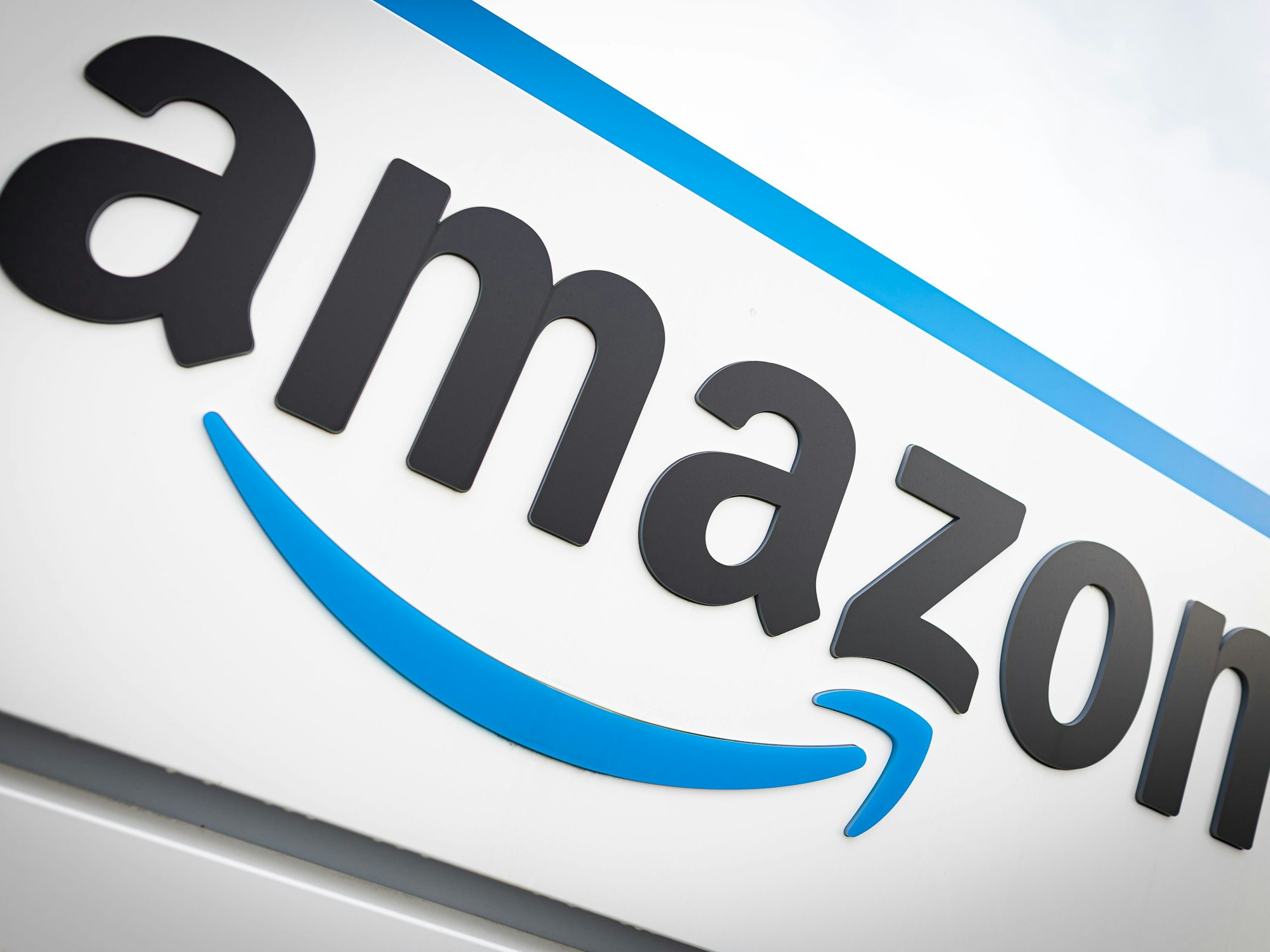 Das Logo von Amazon ist am neuen Logistikzentrum des Onlineversandhändlers in Helmstedt zu sehen.