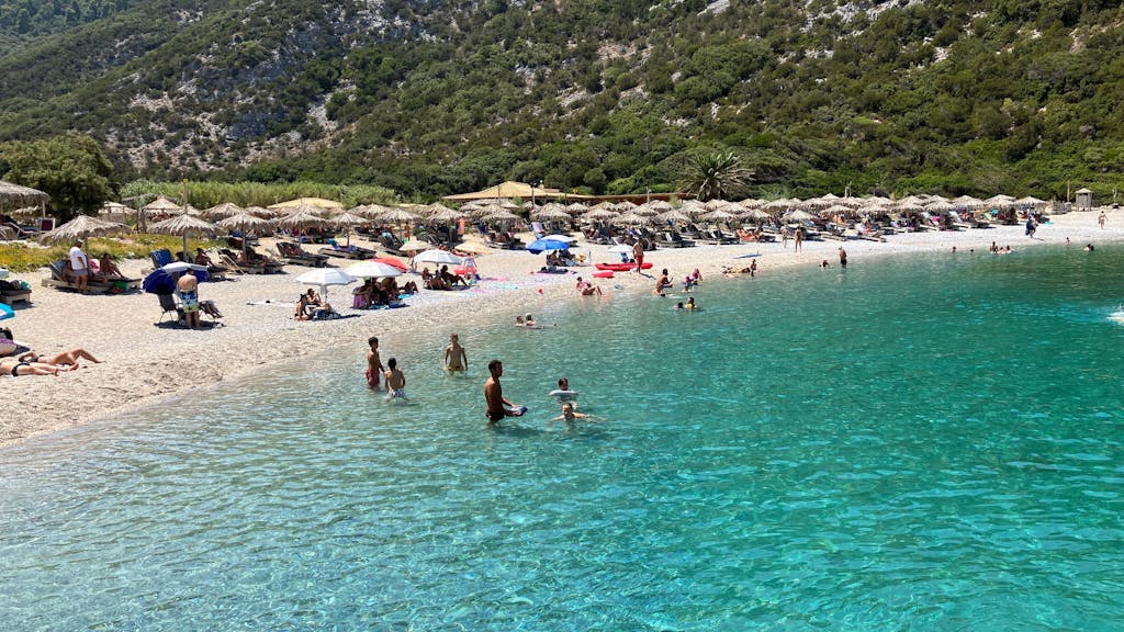 Menschen verbringen den heißen Sommertag an einem Strand auf der Sporaden-Insel Skopelos.&nbsp;