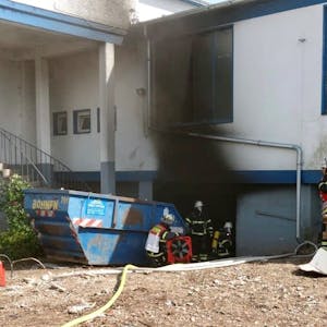 Feuerwehrleute bekämpfen einen Brand in einem Haus in Euskirchen.