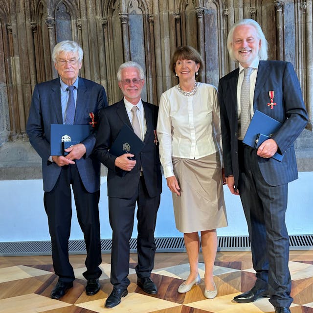 &nbsp;Dr. Wulf Bauer, Dr. Joachim Wüst, Oberbürgermeisterin Henriette Reker, Dr. Joachim Groth (v.l.) stehen im Kölner Rathaus
