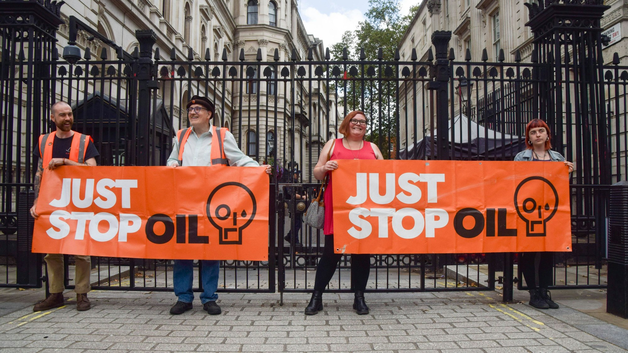 „Just Stop Oil“-Aktivisten halten Transparente, während sich Klimademonstranten vor der Downing Street versammeln. Alex De Koning gehört der Aktivistengruppe an.