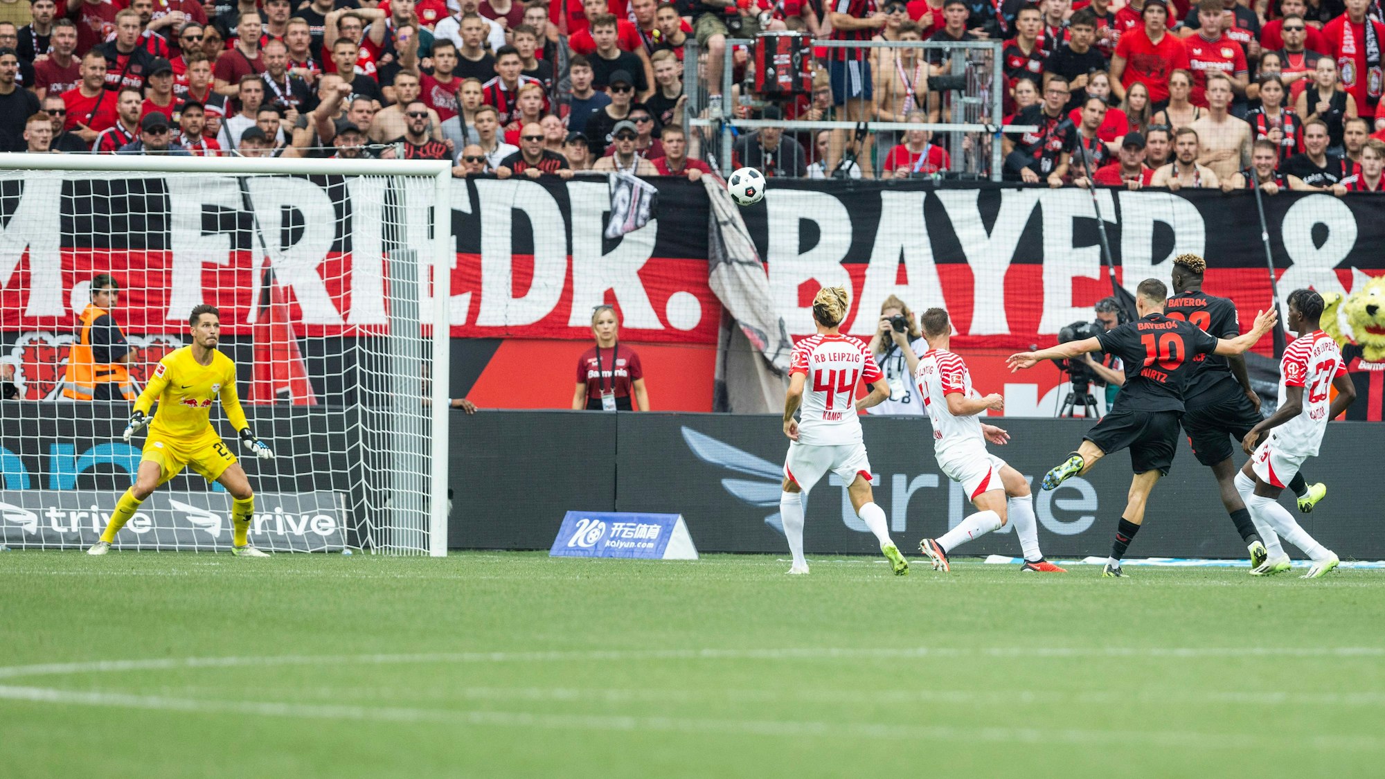 Florian Wirtz (Nummer 10) trifft für Bayer Leverkusen beim Saison-Auftakt am gegen RB Leipzig.