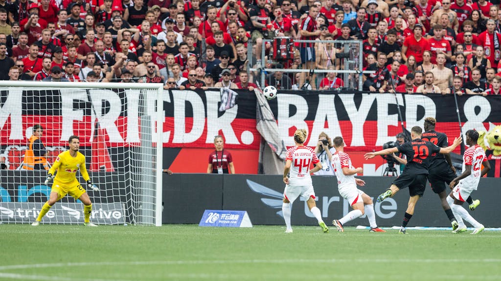Florian Wirtz (Nummer 10) trifft für Bayer Leverkusen beim Saison-Auftakt am gegen RB Leipzig.