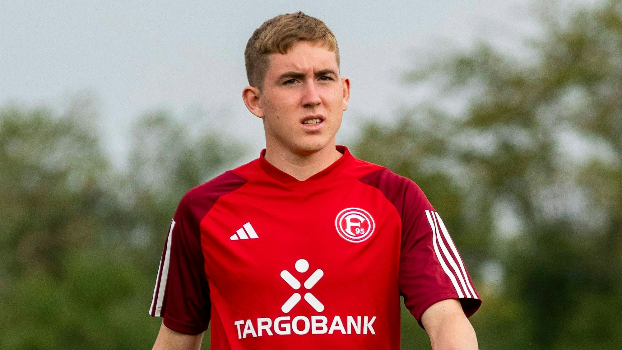 Isak Bergmann Johannesson beim Aufwärmprogramm von Fortuna Düsseldorf.