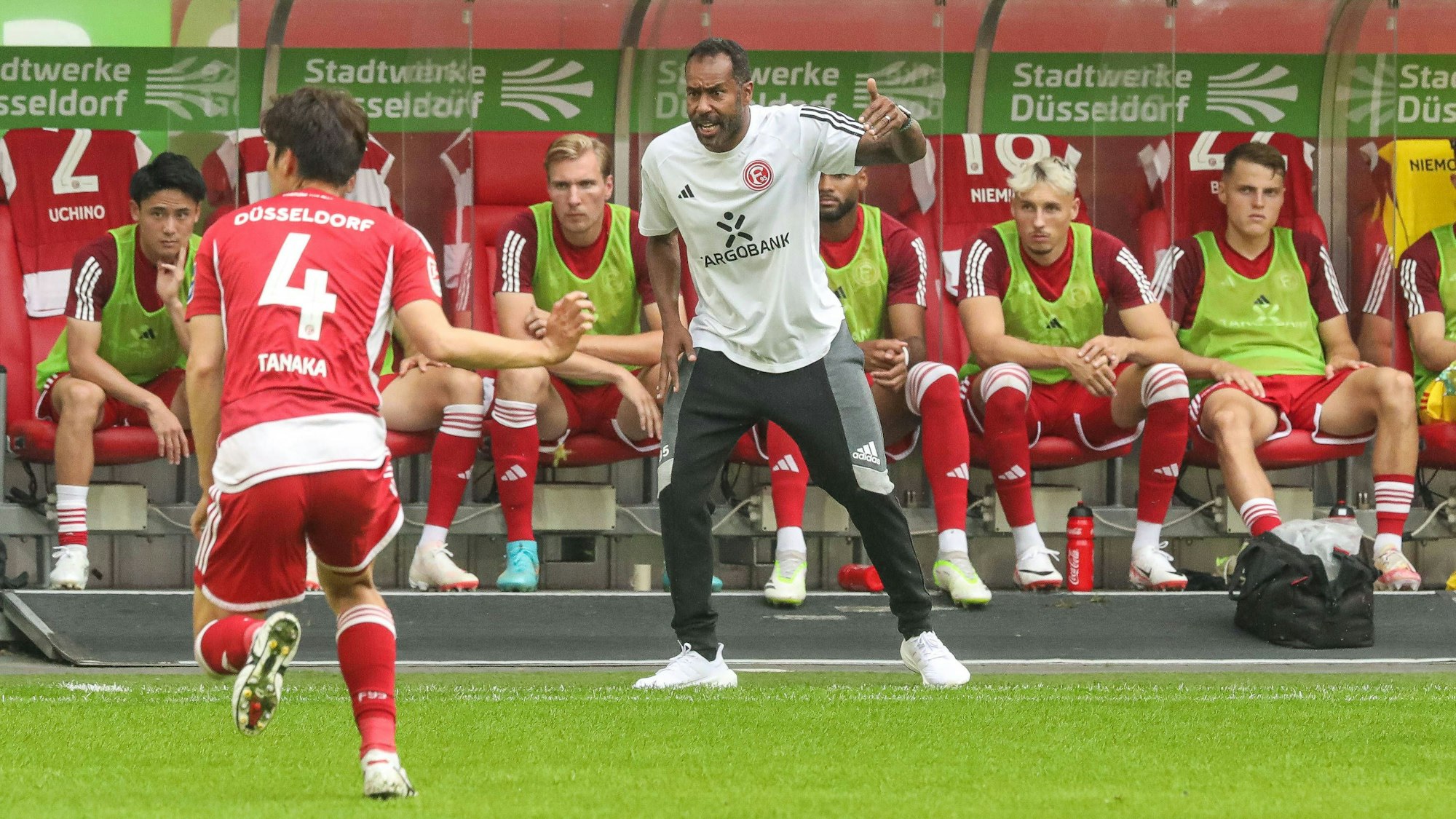 Fortuna Düsseldorfs Cheftrainer Daniel Thioune gibt an der Seitenlinie Anweisungen.