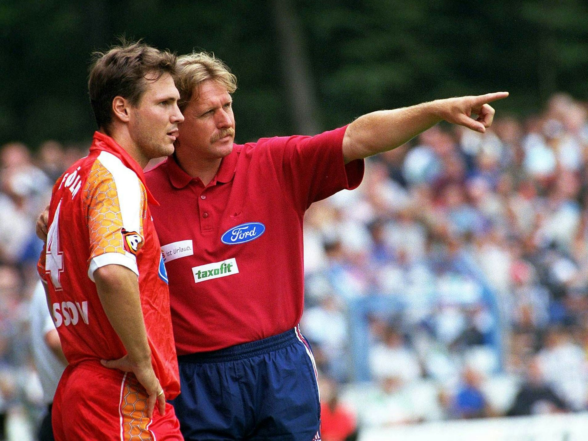 Bernd Schuster gibt Dennis Grassow an der Seitenlinie Anweisungen beim 1. FC Köln.
