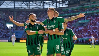 Tomas Cvancara jubelt nach seinem Treffer zum zwischenzeitlichen 2:0 beim FC Augsburg.