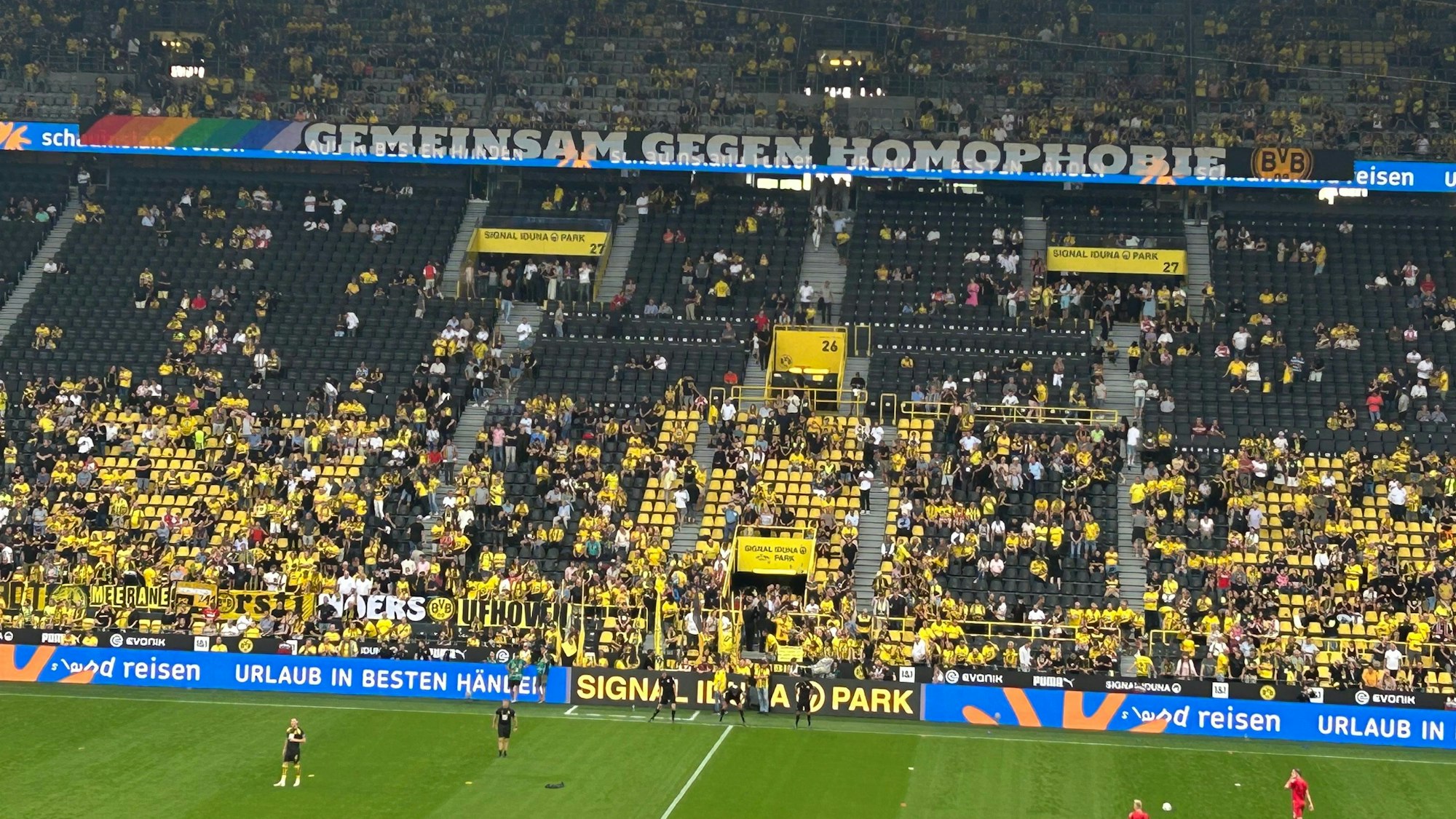 Im Signal-Iduna-Park hängt vor dem Spiel gegen 1. FC Köln ein Fan-Banner mit den Worten „Gemeinsam gegen Homophobie“.