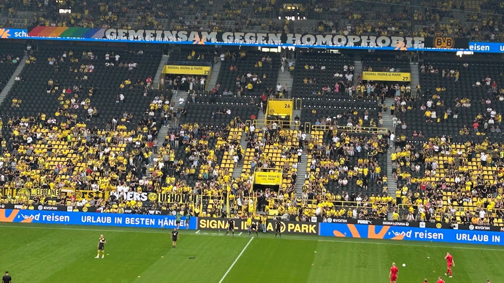 Im Signal-Iduna-Park hängt vor dem Spiel gegen 1. FC Köln ein Fan-Banner mit den Worten „Gemeinsam gegen Homophobie“.