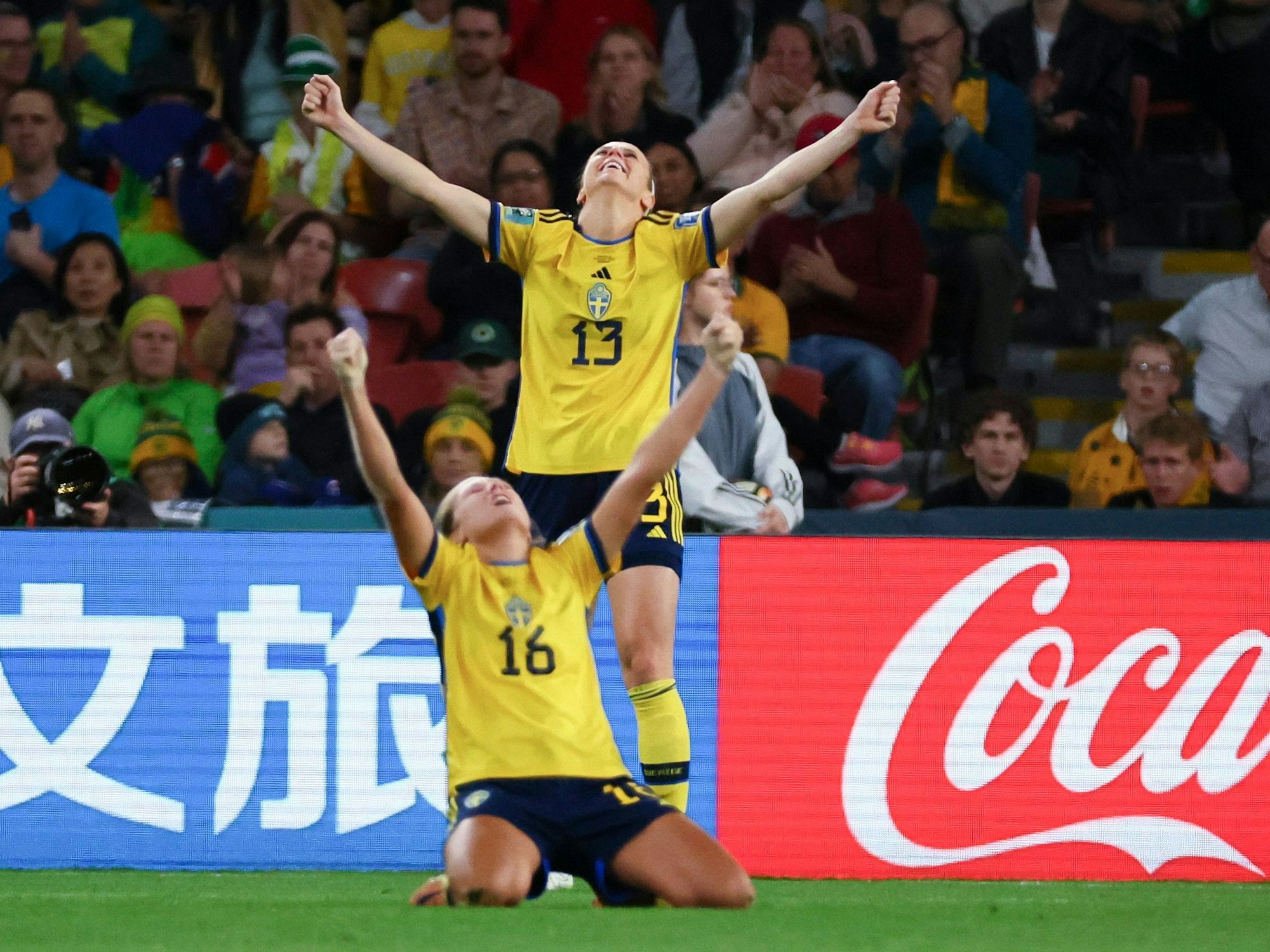 Amanda Ilestedt (hinten) und Filippa Angeldal von Schweden feiern nach dem Sieg.