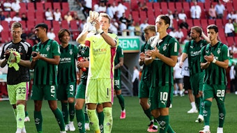 Die Spieler von Borussia Mönchengladbach applaudieren nach dem Spiel in Augsburg am 19. August 2023 den mitgereisten Fans.