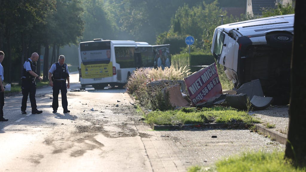 Der Bus hat eine Spur der Verwüstung und drei zerstörte Fahrzeuge, eine beschädigte Verkehrsinsel und eine kaputte Gartenlaube hinterlassen.