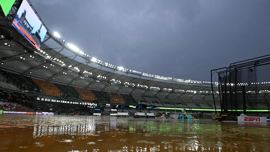 Das National Athletics Centre in Budapest steht unter Wasser.&nbsp;