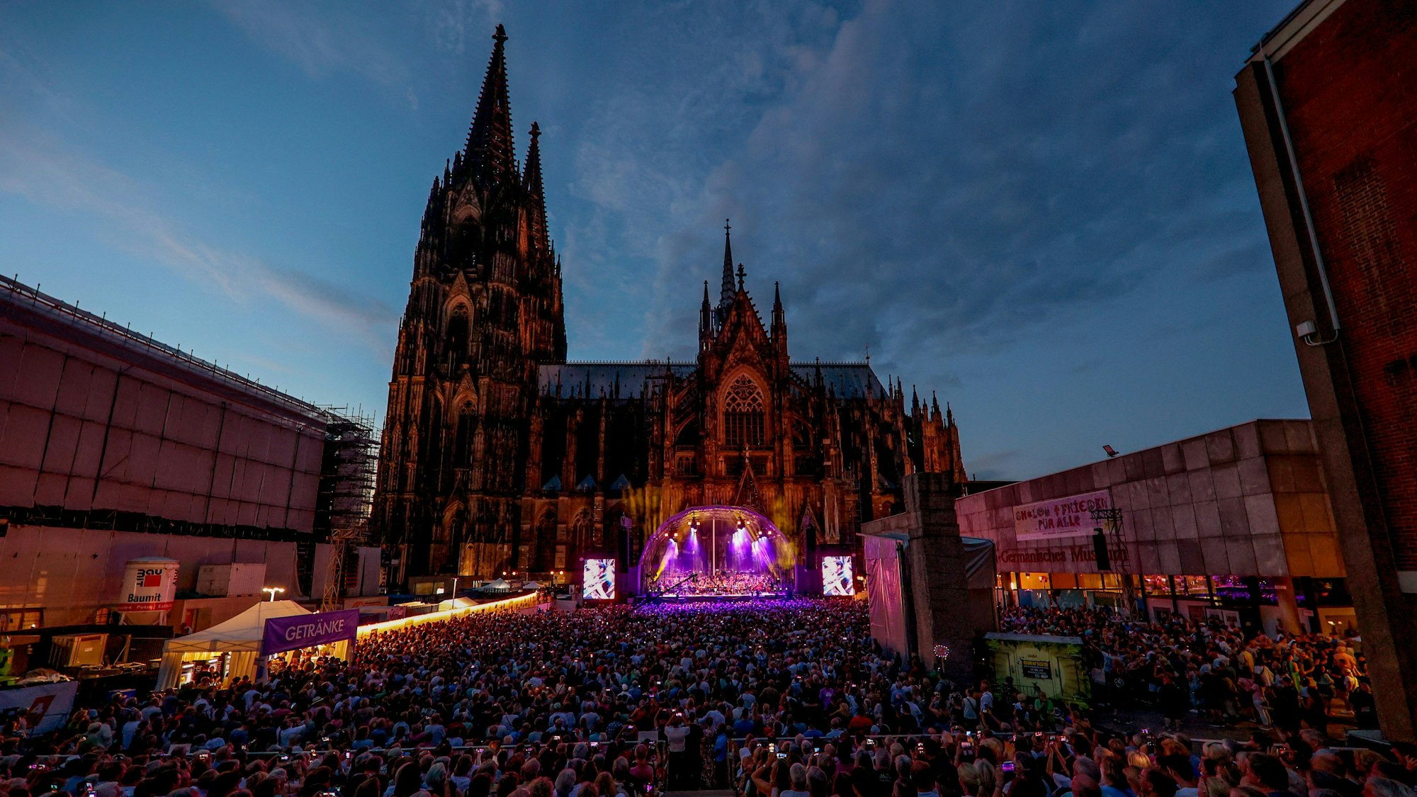 Die Kölner Band Brings und das Beethoven Orchester Bonn spielen am Freitagabend (18. August) ein Konzert auf dem Roncalliplatz vor dem Dom in Köln.