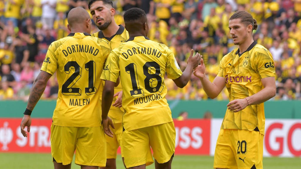 Die Dortmunder Donyell Malen, Emre Can, Youssoufa Moukoko und Marcel Sabitzer jubeln beim DFB-Pokalspiel bei Schott Mainz am 12. August 2023.