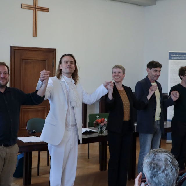 Das Bild zeigt René Michaelsen, Laurenz Leky, Juliane Pempelfort, Mark Zak und Alexander Olbrich. Sie halten sich an den Händen.