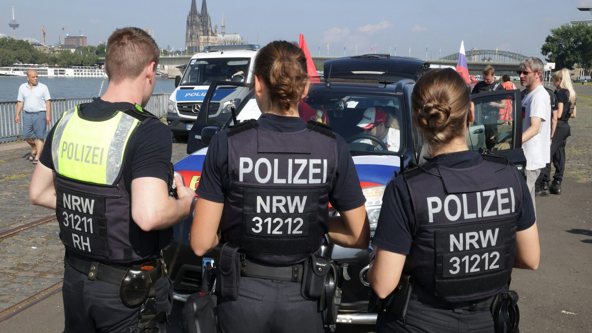 Polizisten kontrollierten die Teilnehmer vor Beginn des Autokorsos.
