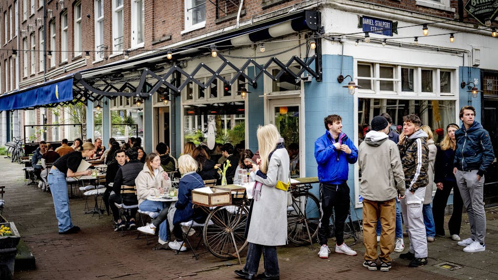 Gäste stehen vor dem Restaurant Oeuf in Amsterdam.