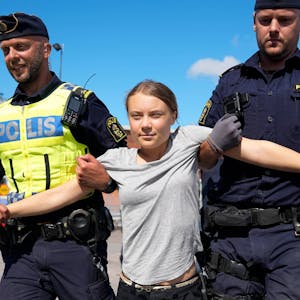 Klimaaktivistin Greta Thunberg  und weitere Aktivisten hatten im Juni Tankwagen im Hafen von Malmö blockiert und sich geweigert, die Straße freizugeben.