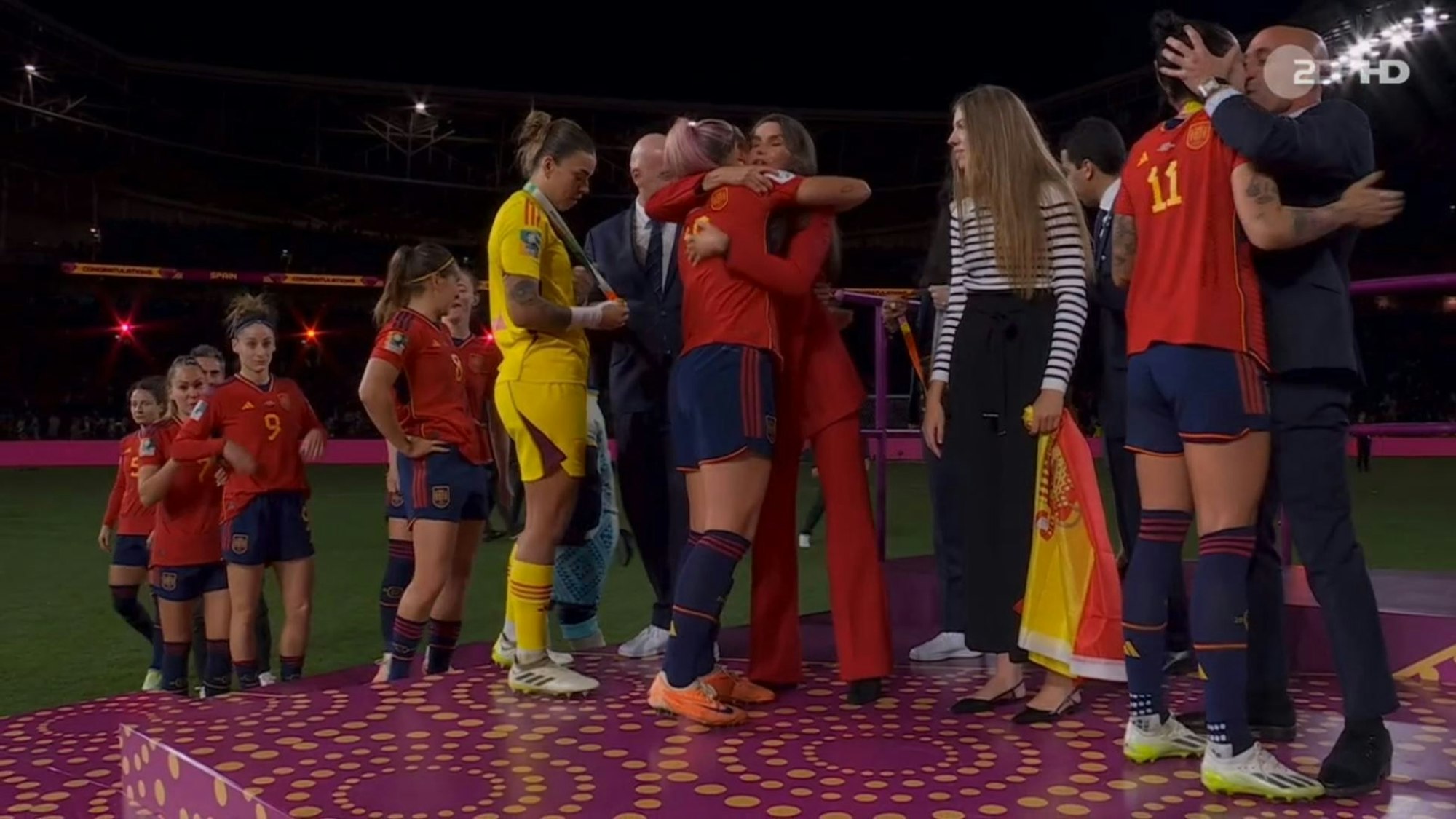 Spaniens Verbands-Boss Luis Rubiales küsst bei der Titel-Zeremonie nach dem Finale der Frauen-WM Spielerin Jennifer Hermoso ungefragt.