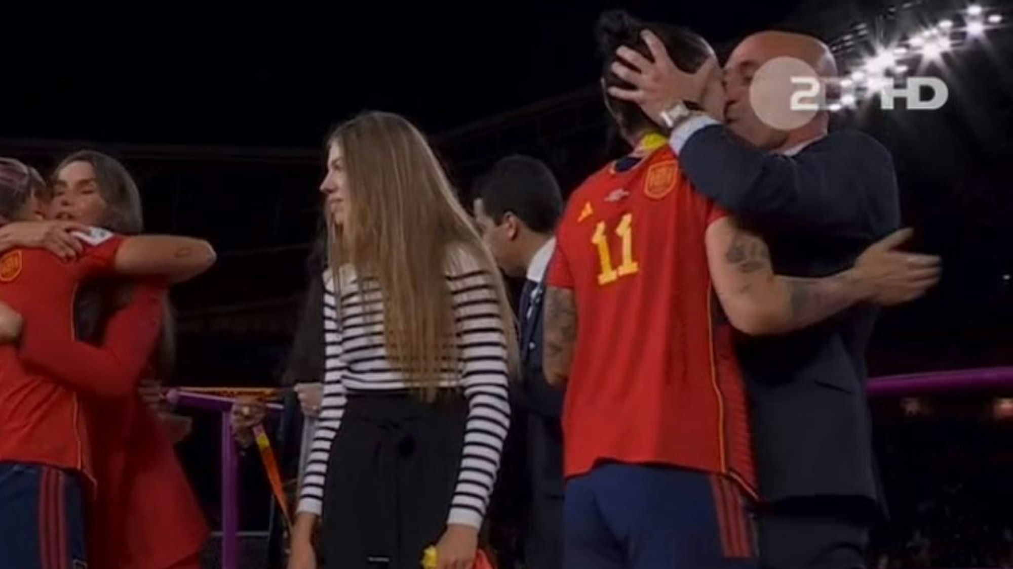 Spaniens Fußball-Boss Luis Rubiales küsst Weltmeisterin Jennifer Hermoso bei der Medaillenvergabe ungefragt auf den Mund.
