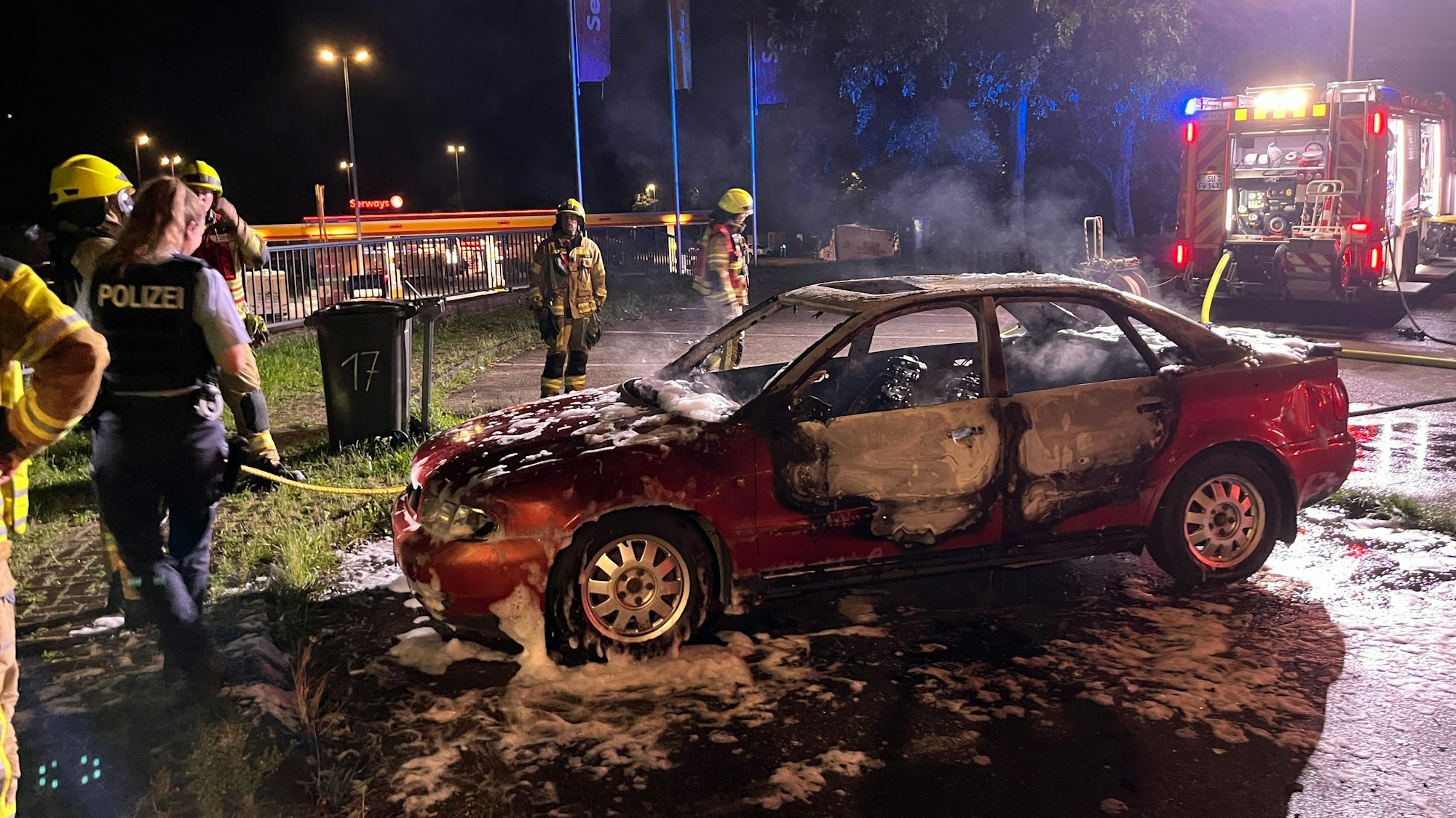 Auf der Raststätte an der Autobahn 3 brannte ein Auto direkt neben dem Hotel. Die Feuerwehr hat die Flammen schnell gelöscht und setzte dabei Schaum ein.