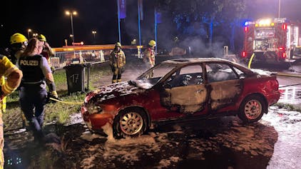 Auf der Raststätte an der Autobahn 3 brannte ein Auto direkt neben dem Hotel. Die Feuerwehr hat die Flammen schnell gelöscht und setzte dabei Schaum ein.