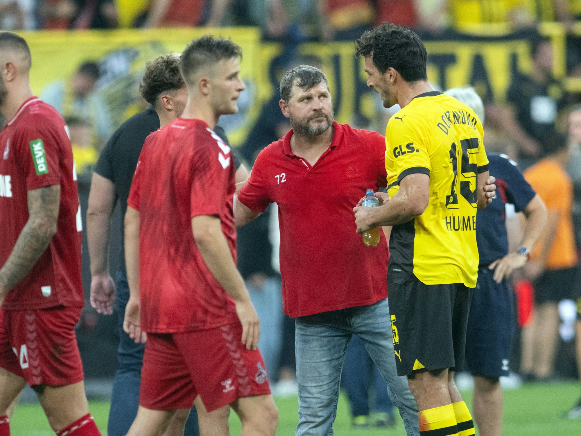 Dortmunds Mats Hummels (r) und Trainer Steffen Baumgart von Köln unterhalten sich nach dem Spiel.
