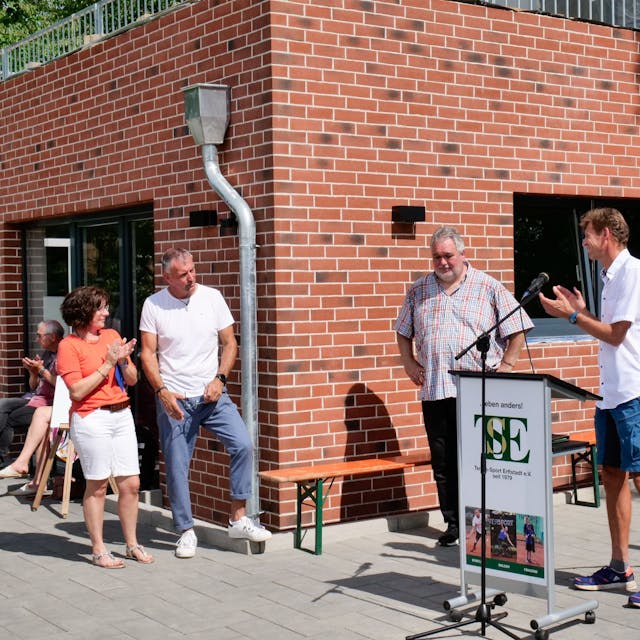Das Bild zeigt Rolf Schüssler und Ferdinand Uhde vom Vorstandsteam vor dem neuen Vereinsheim.