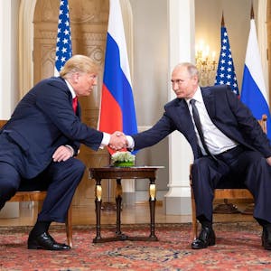 Handschlag zwischen Donald Trump und Wladimir Putin bei einem Treffen im Jahr 2018 in Helsinki. Der ehemalige US-Präsident behauptet am Freitag erneut, besonderen Einfluss auf Putin gehabt zu haben. (Archivbild)