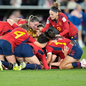 Spaniens Spielerinnen feiern ihren Sieg über England.